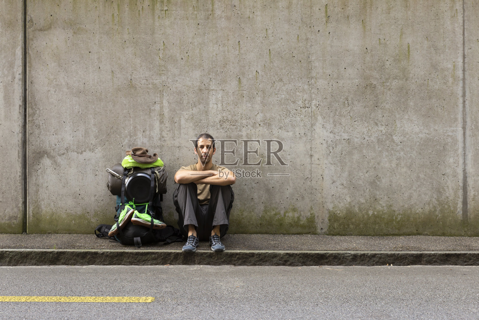 搭便车的人准备好冒险了照片摄影图片