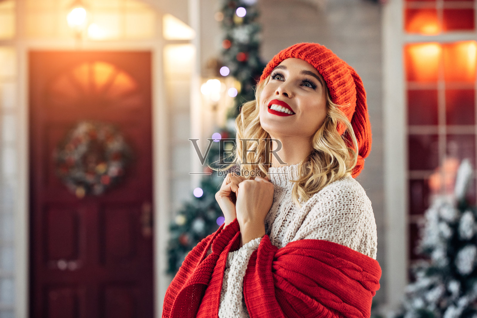 漂亮的女孩在装饰的房子附近照片摄影图片
