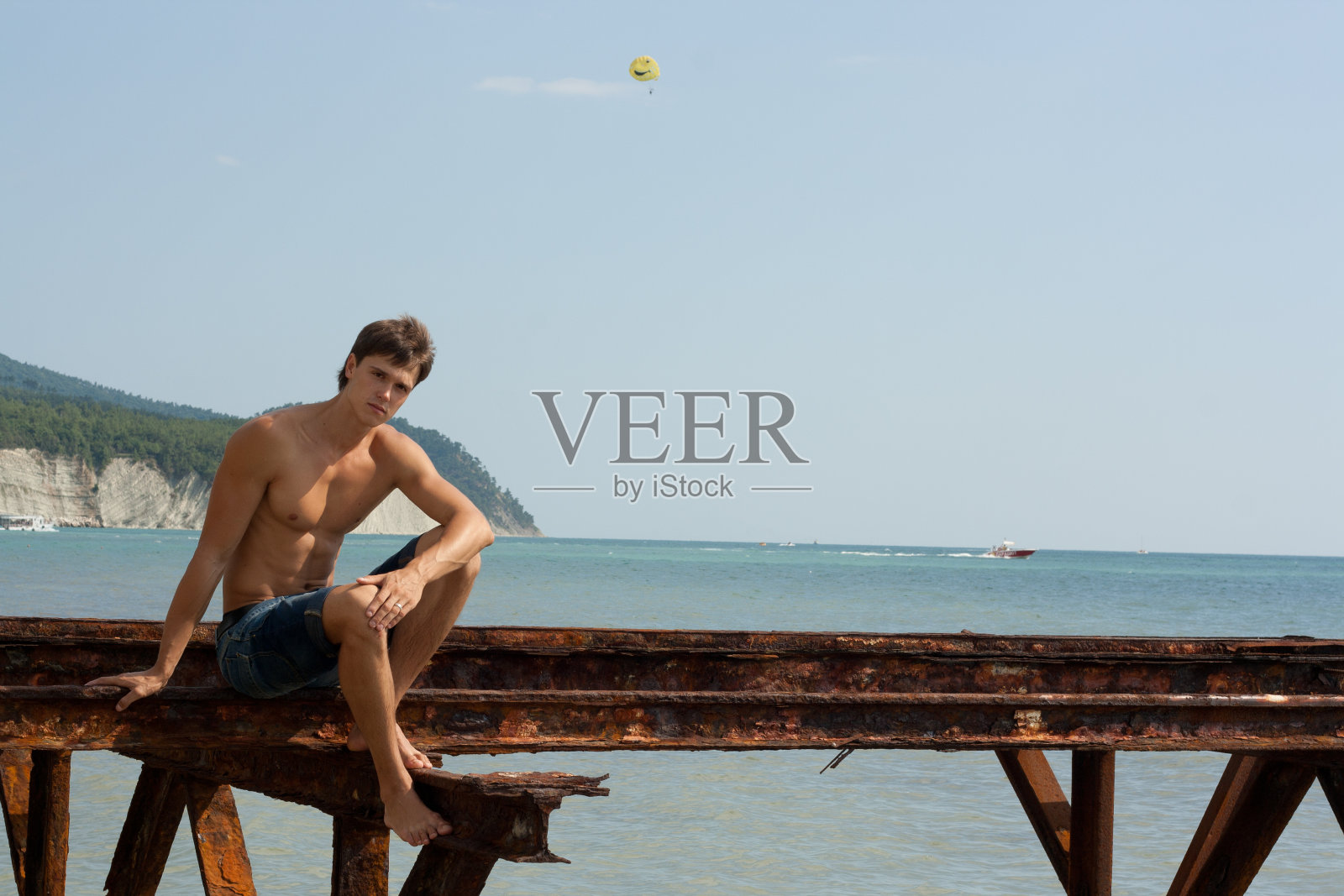 肌肉男孩在海边照片摄影图片