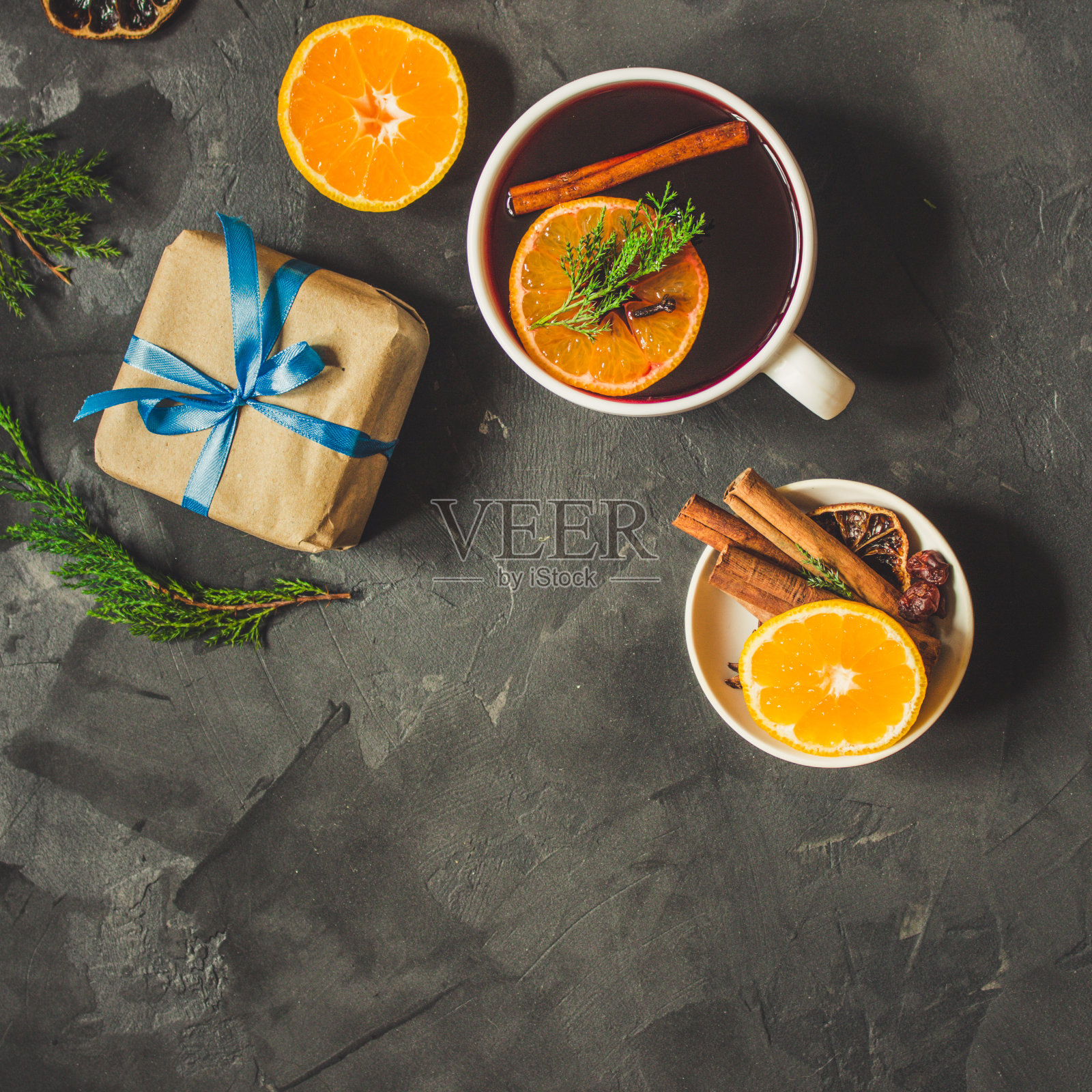 桌上放着香料和礼物的热葡萄酒。新年快乐!俯视图照片摄影图片