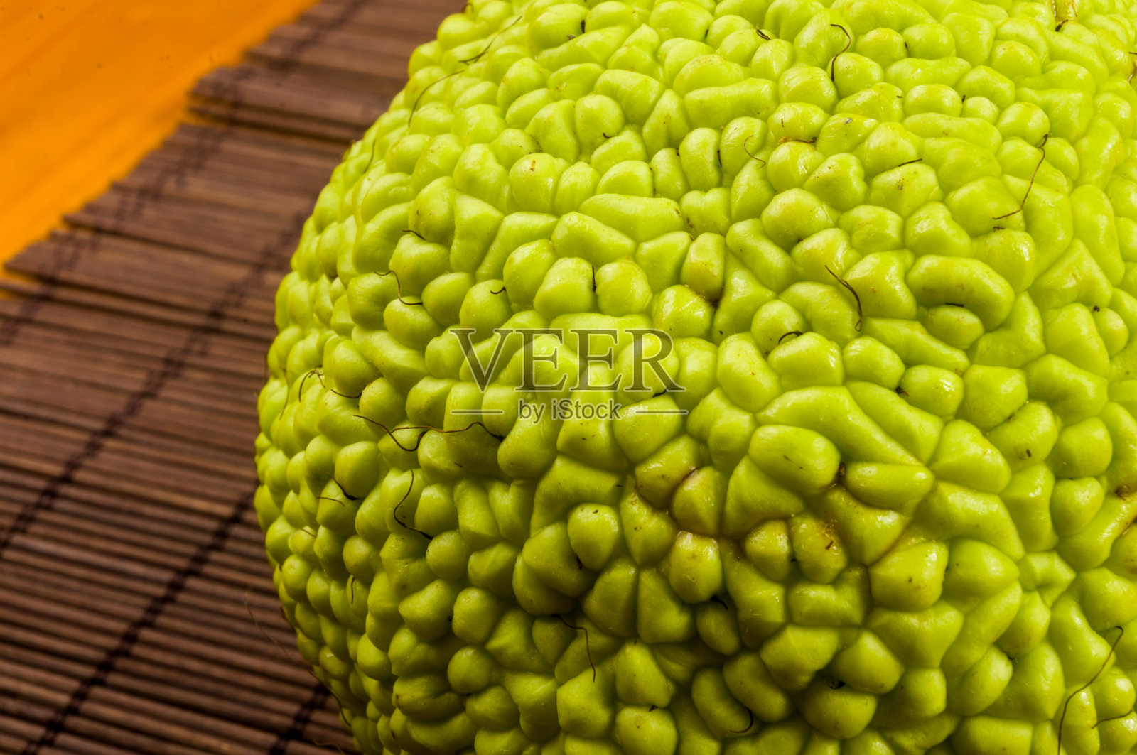 青果长在竹席上,有青果、桑橙、马苹果、亚当苹果等照片摄影图片