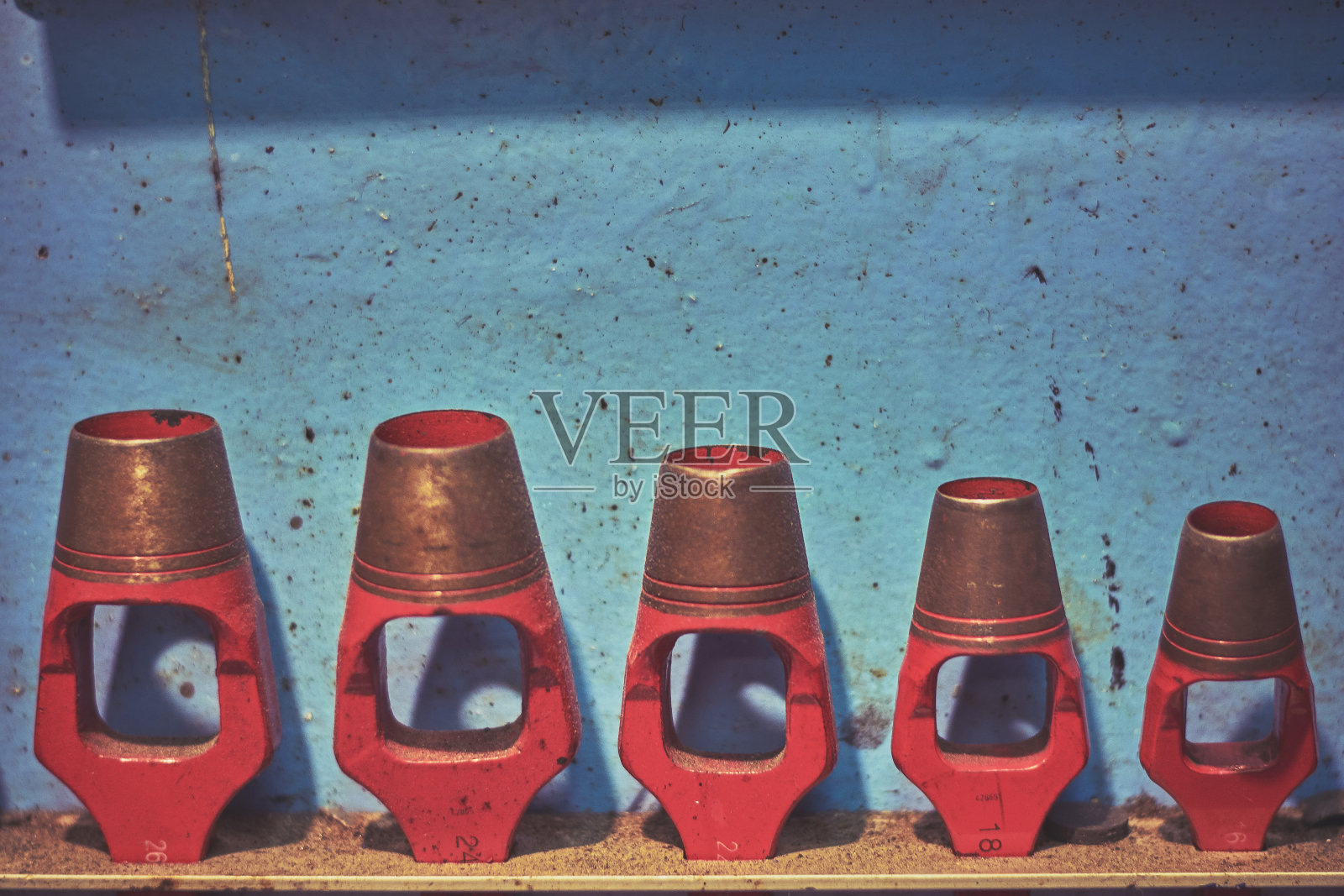 船上发动机车间的蓝色板上有许多不同类型的工具。照片摄影图片