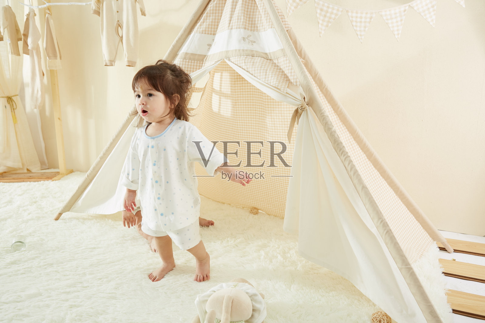 一个幸福的家庭,妹妹和弟弟在卧室里玩照片摄影图片