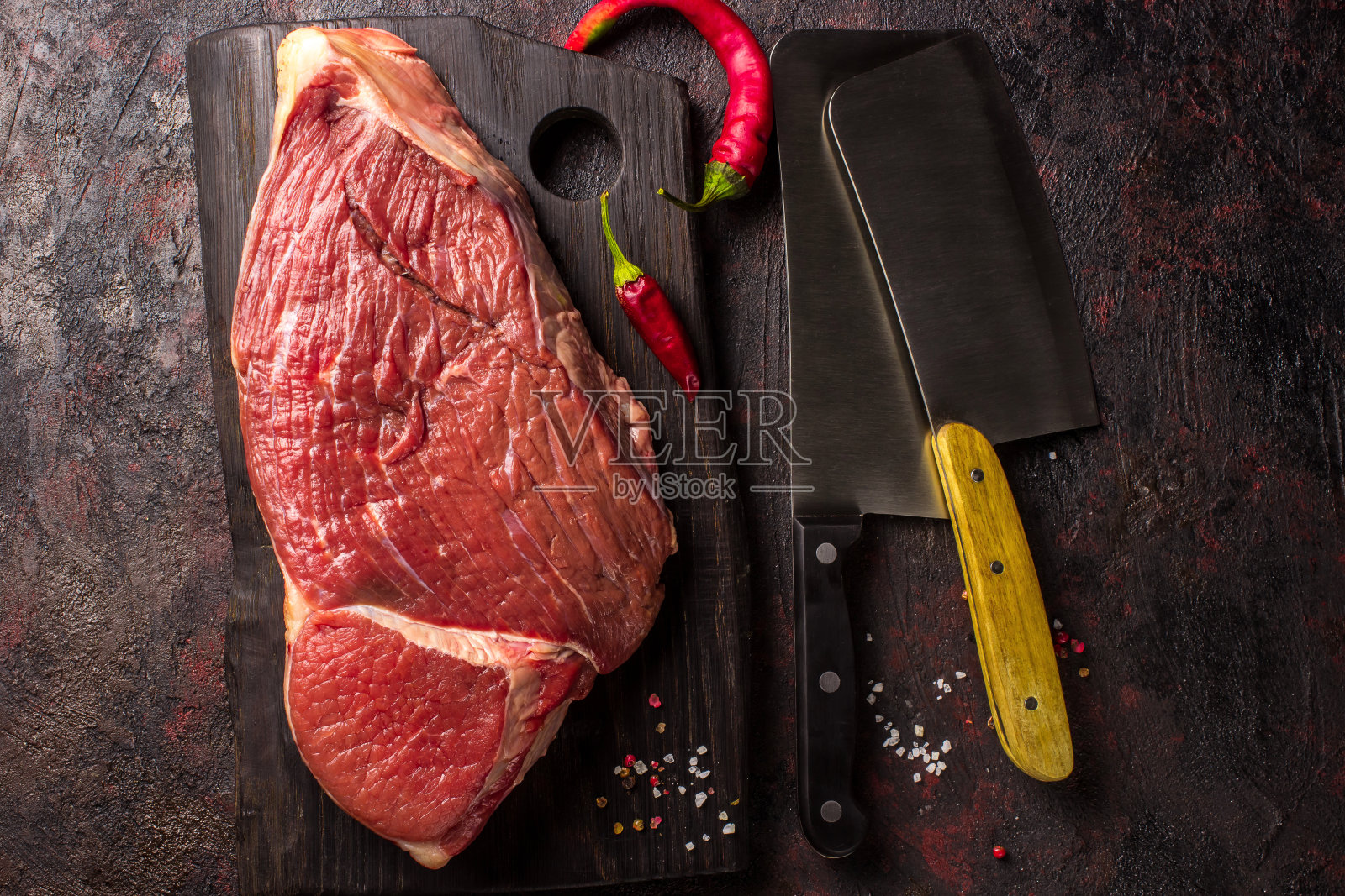 生肠牛排放在深色木板上照片摄影图片