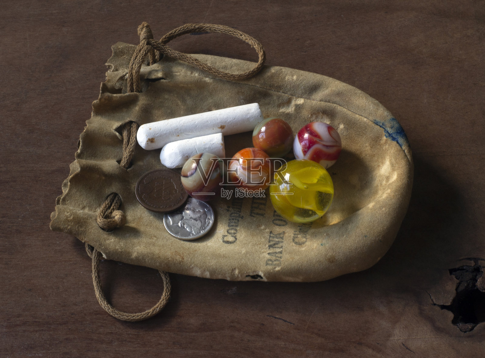 复古弹珠和粉笔在拉绳袋,和旧硬币照片摄影图片