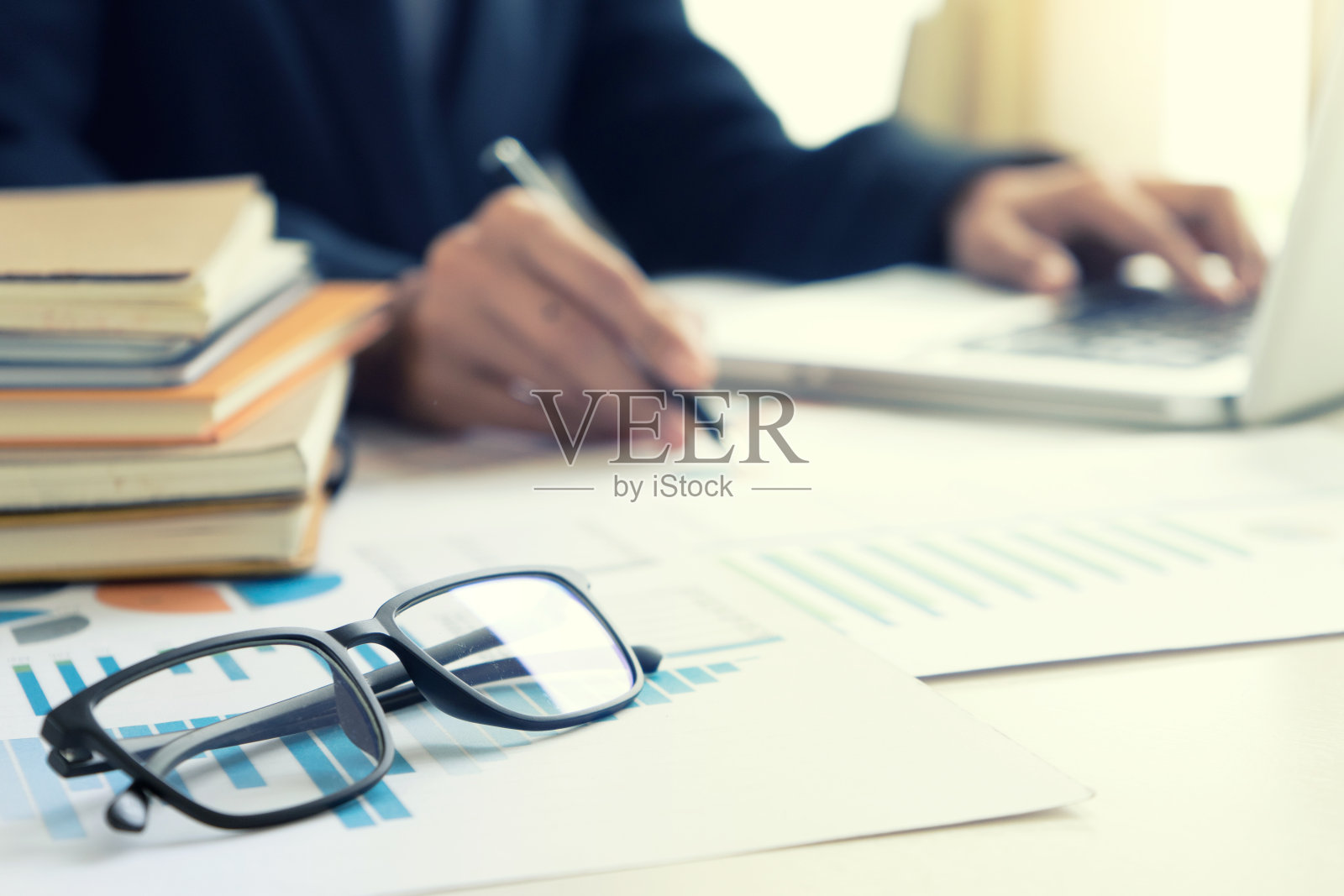 商人在桌子上用电脑和平板电脑工作照片摄影图片