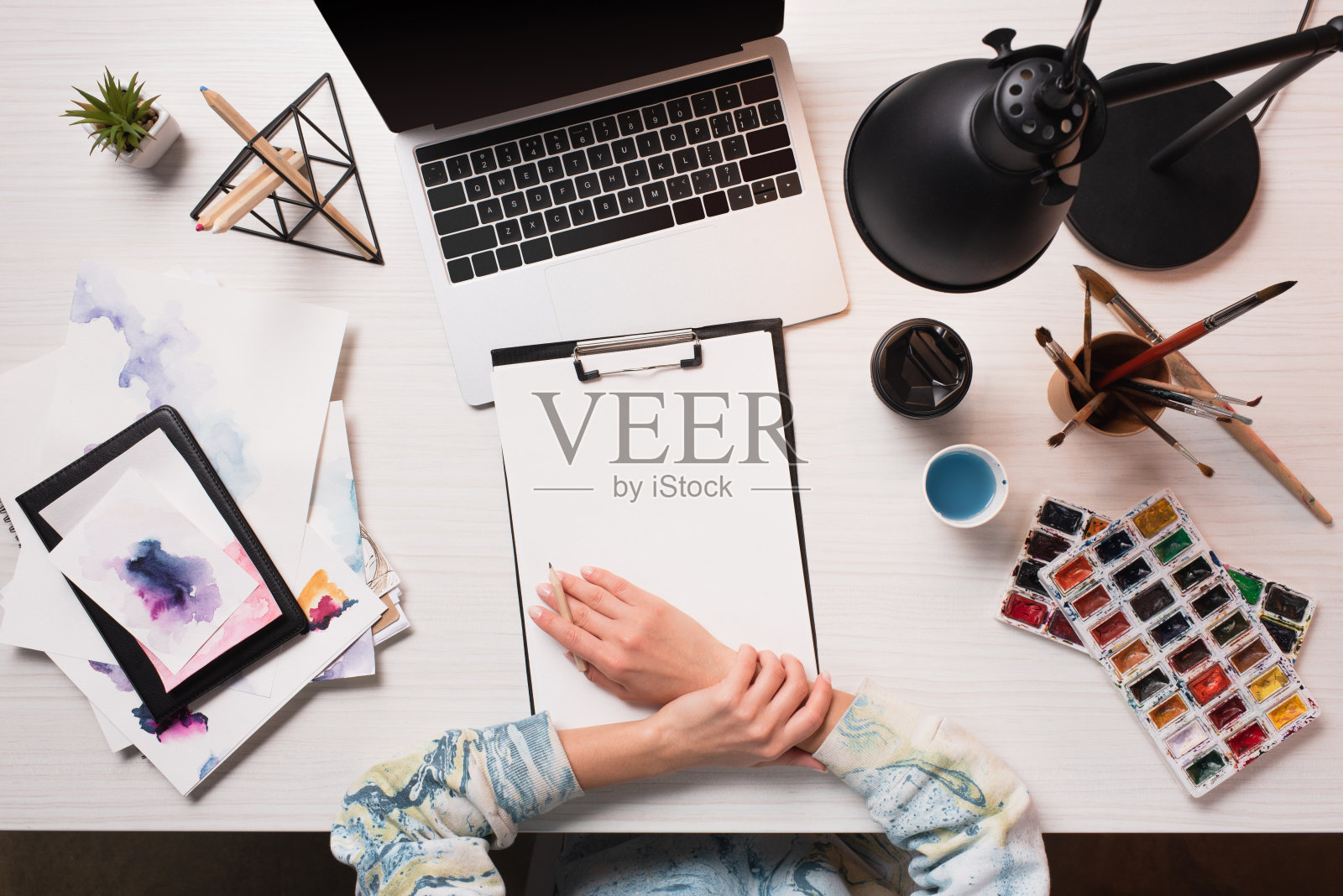 裁剪的观点,设计师的办公桌与笔记本电脑,艺术用品,平躺照片摄影图片