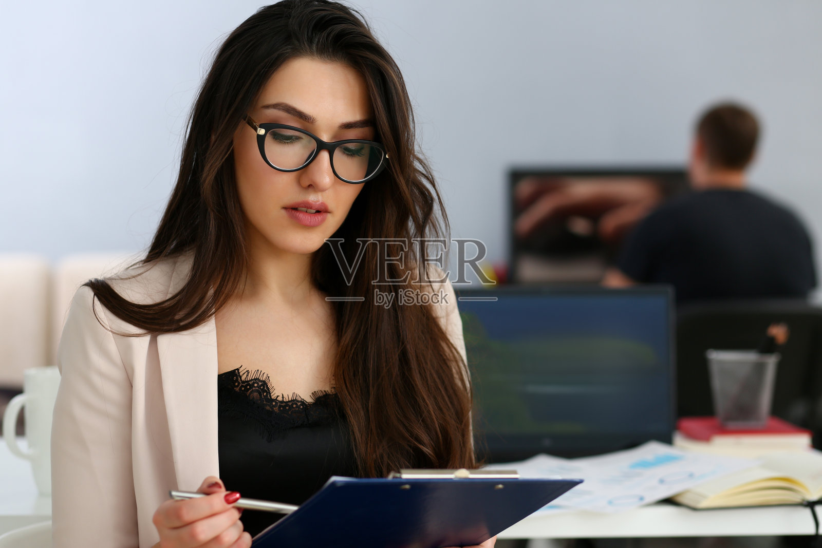 成人美丽快乐微笑时尚女商人照片摄影图片