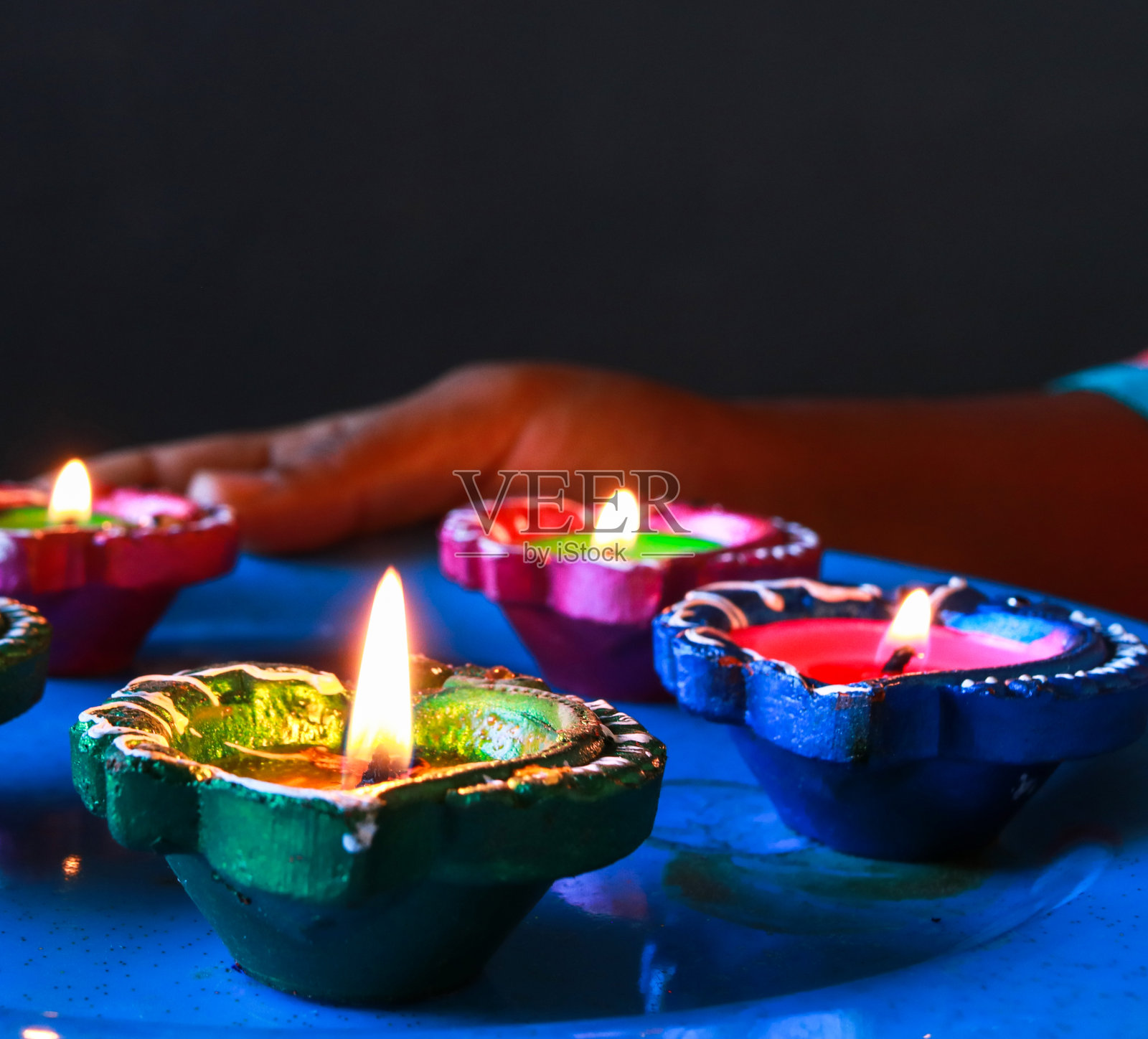 一个女孩拿着一盘diya在她的手庆祝排灯节和丹特拉的近距离观看照片摄影图片