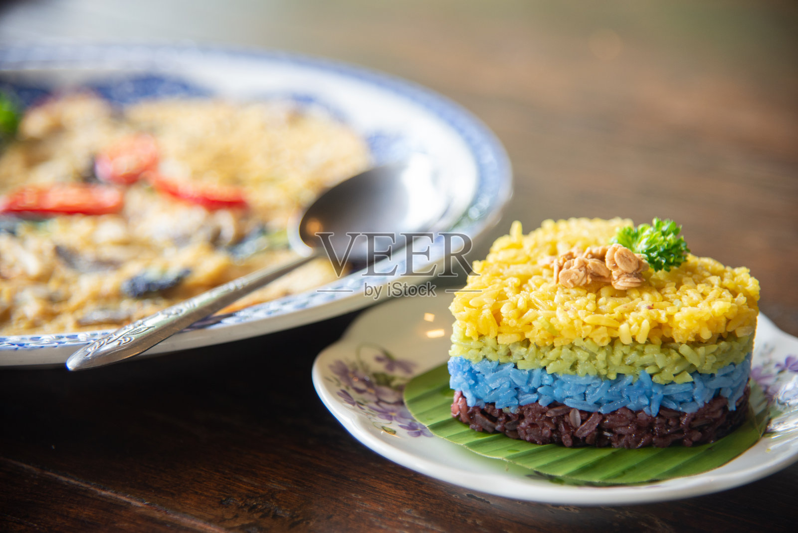 泰式三色饭配香草炒蛋照片摄影图片