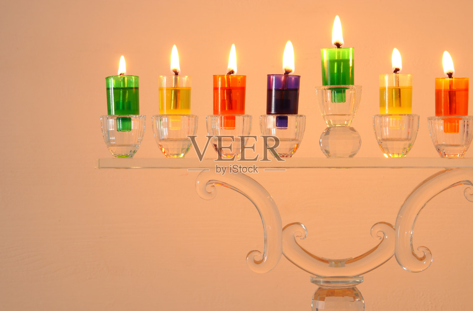 犹太节日光明节的背景与水晶烛台(传统的烛台)和彩色的油蜡烛。照片摄影图片