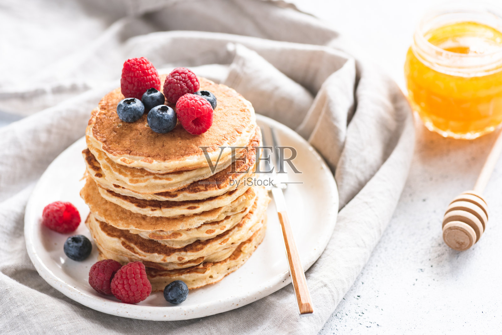 浆果和蜂蜜煎饼照片摄影图片