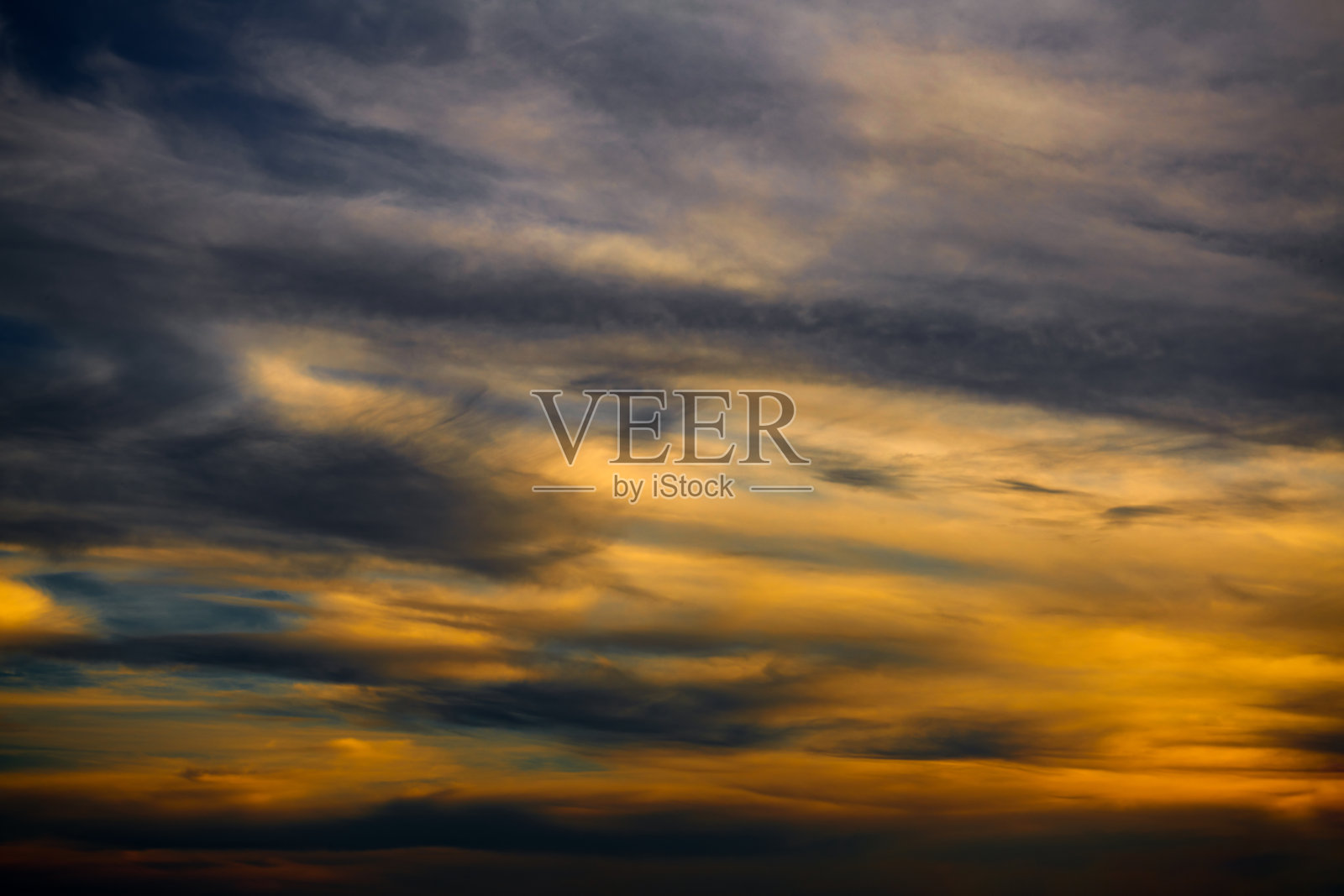 美丽的黑色天空和云彩日落为背景照片摄影图片