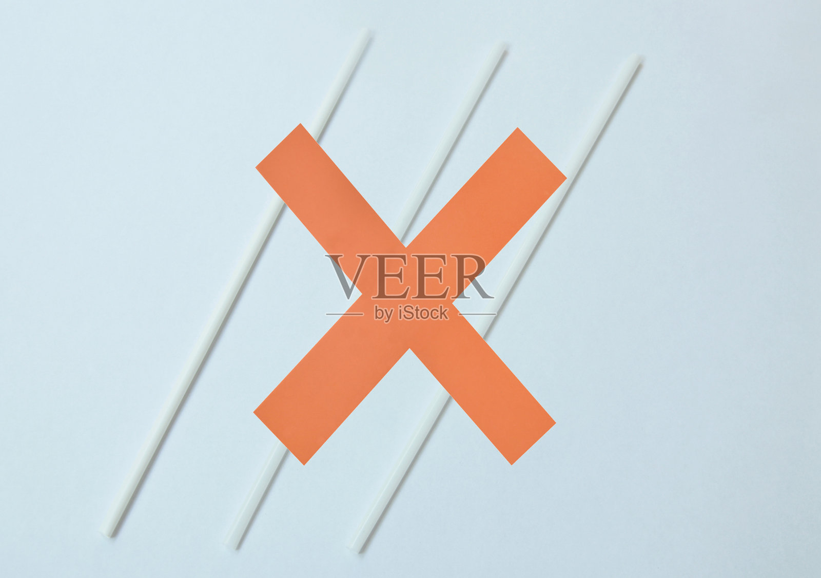 减少塑料用量公益概念:吸管上的红色叉号照片摄影图片