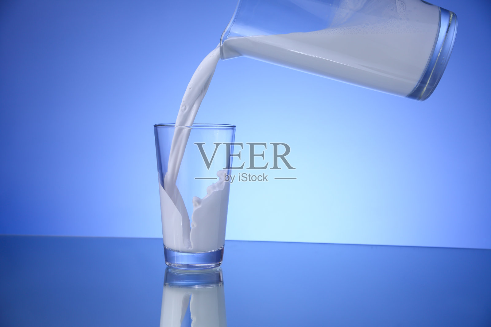 往空杯子里倒牛奶照片摄影图片