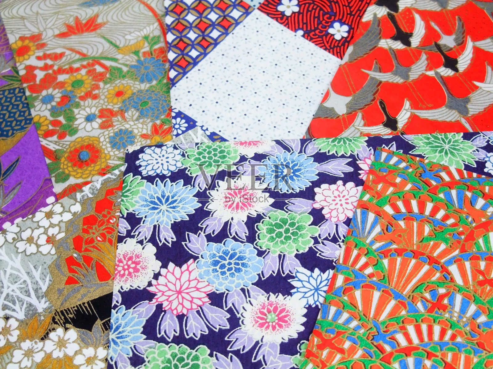 带有彩色人物的日本纸照片摄影图片