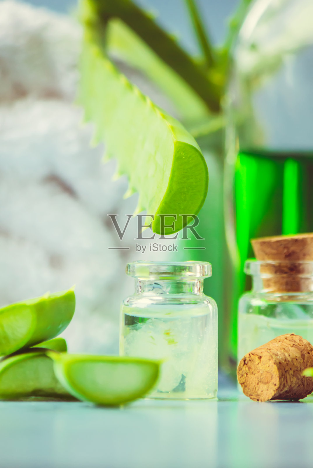 芦荟精华液装在一个小瓶子里,放在桌上。有选择性的重点。照片摄影图片