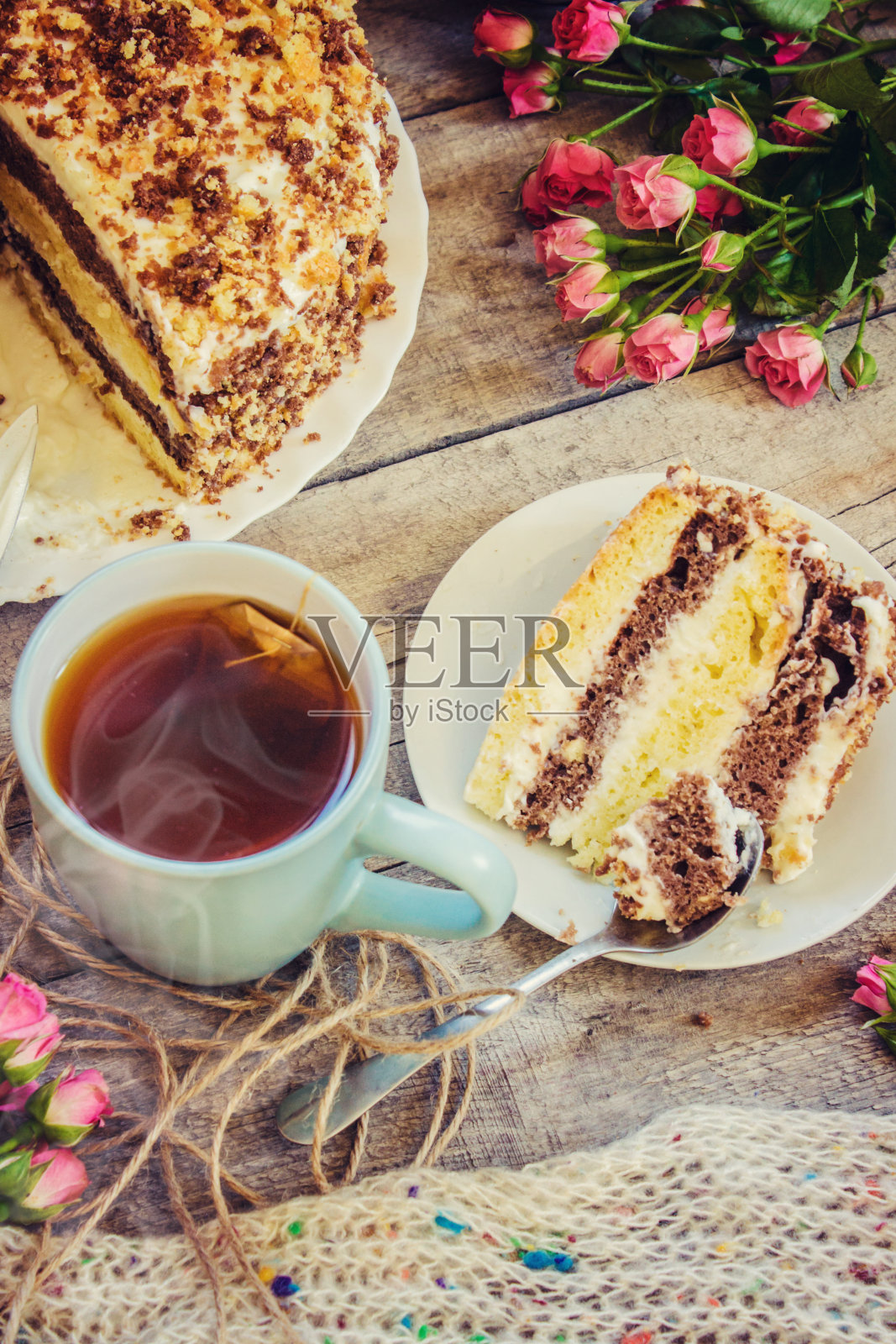 自制酸奶油蛋糕配茶。有选择性的重点。照片摄影图片