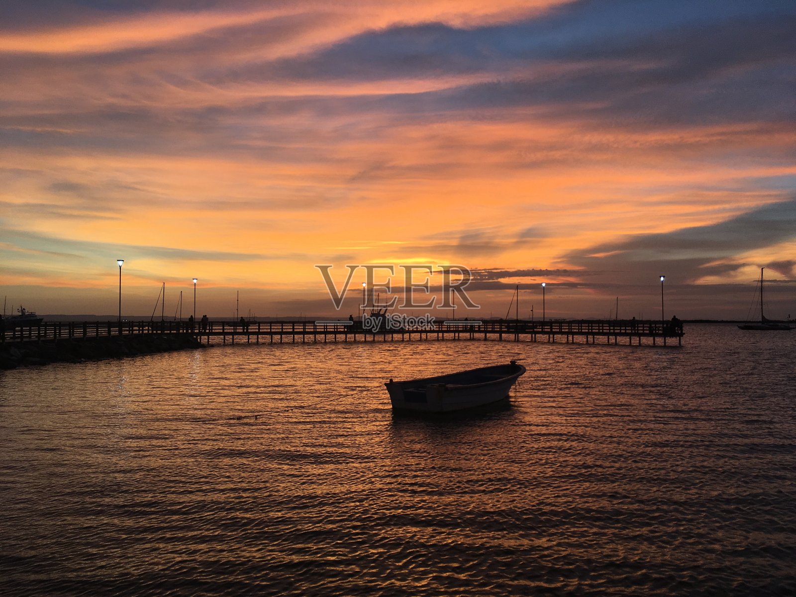 海滩上的日落照片摄影图片