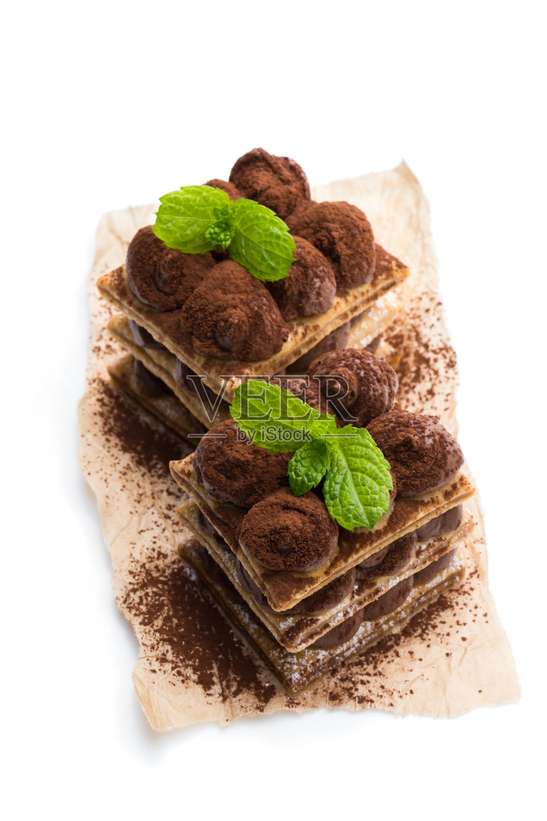 自制巧克力分层蛋糕孤立在白色照片摄影图片