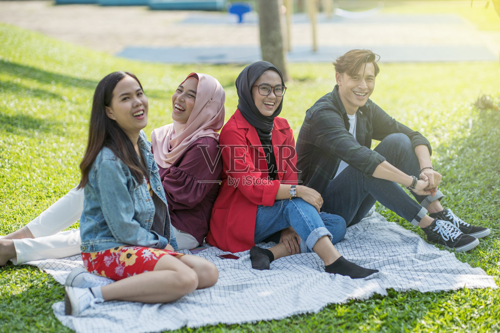 亚洲年轻朋友在公园里放松照片摄影图片