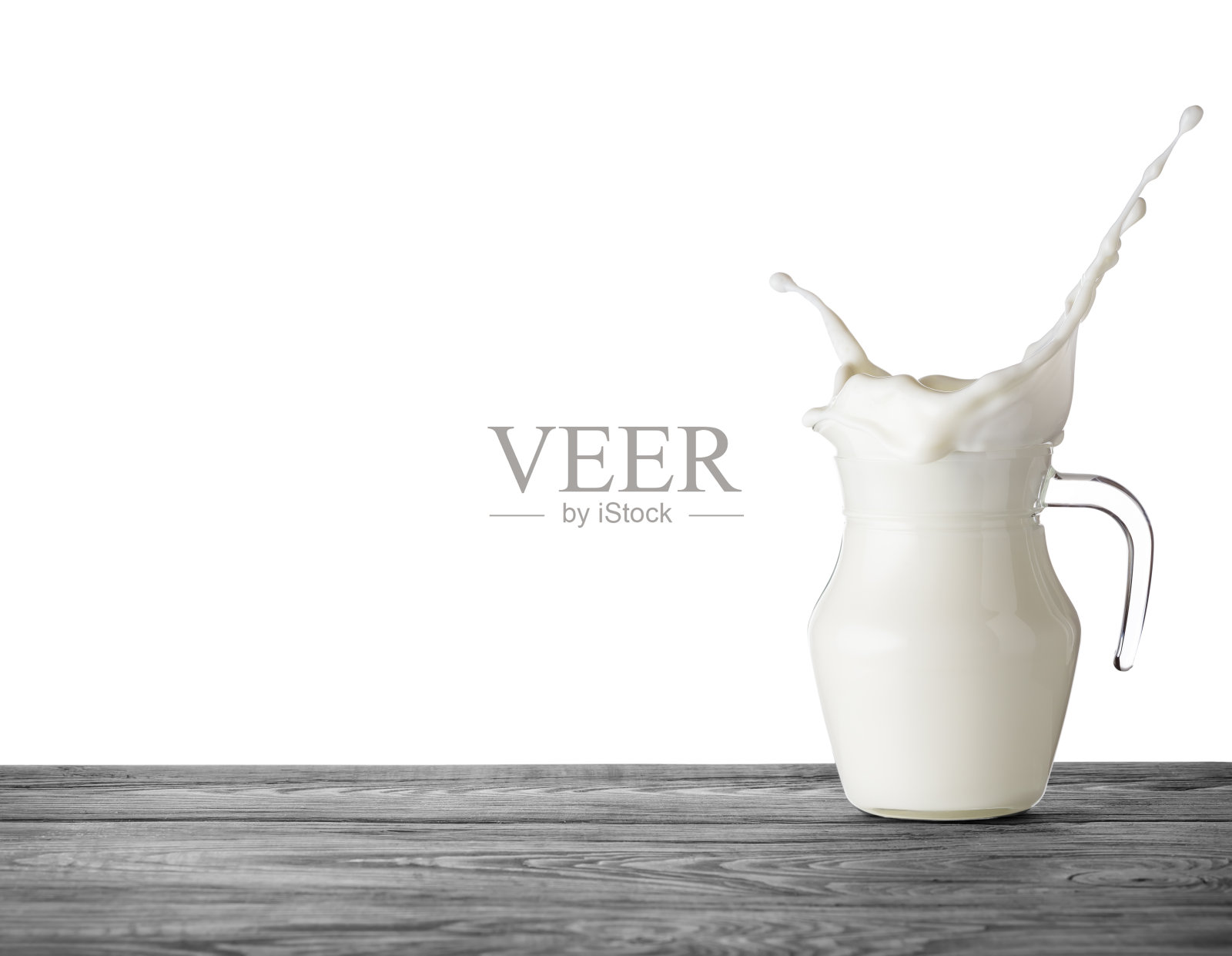 木桌上的牛奶罐照片摄影图片