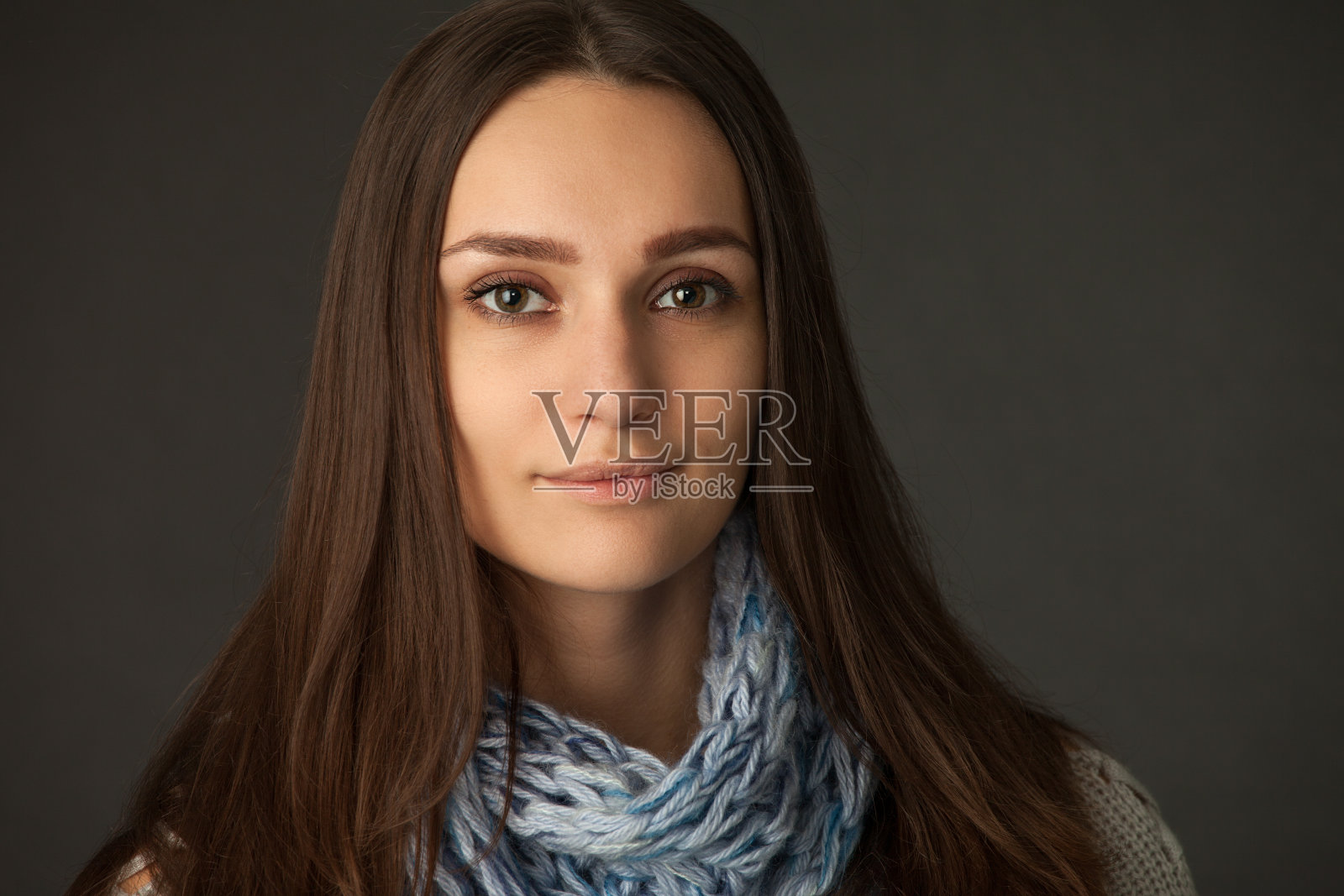 一个迷人的25岁女人在冬天的衣服的工作室肖像照片摄影图片