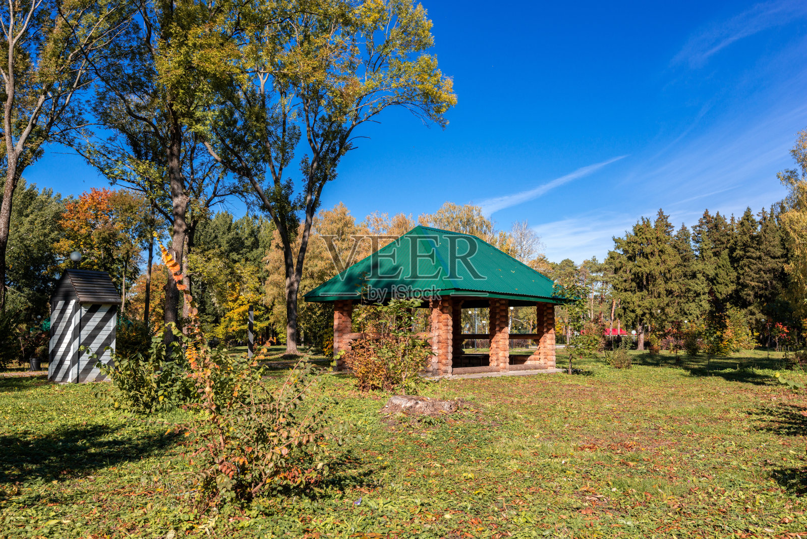 凉亭在秋高气爽的公园里照片摄影图片