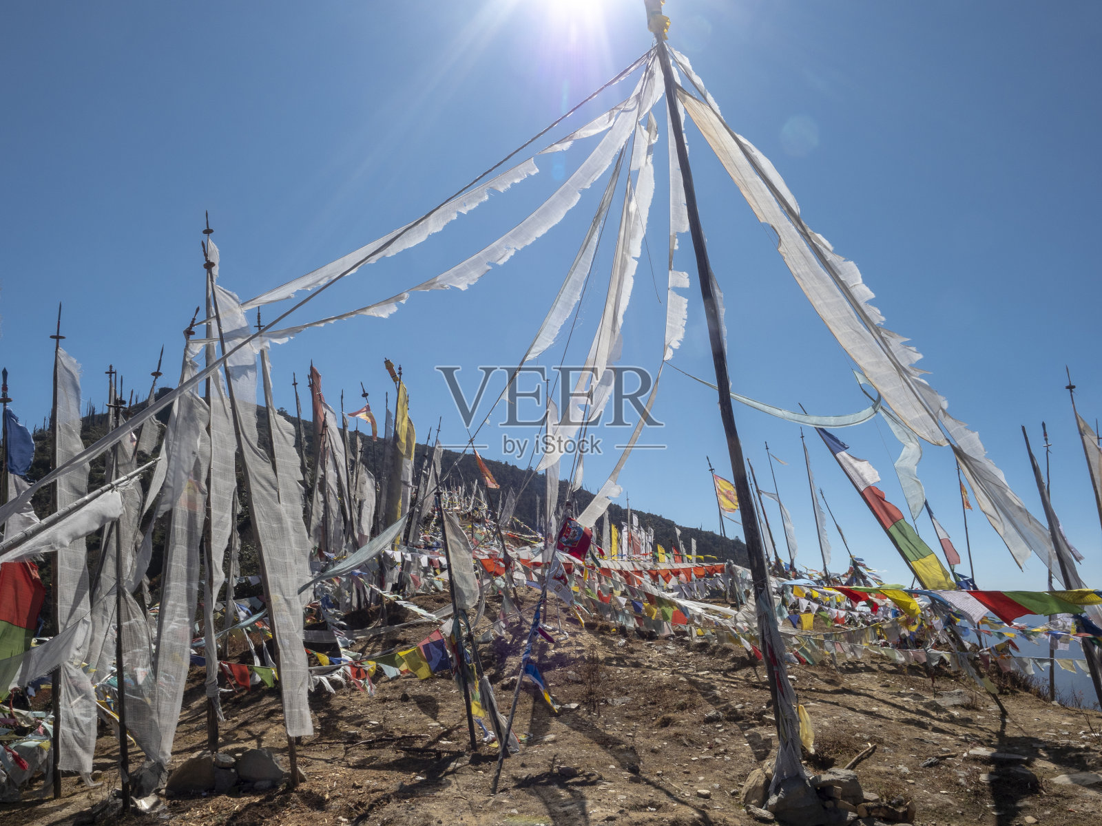 不丹Chelela Pass的经幡照片摄影图片