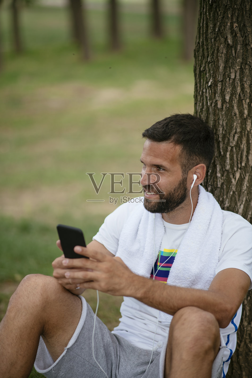 跑步的人在为训练挑选音乐照片摄影图片