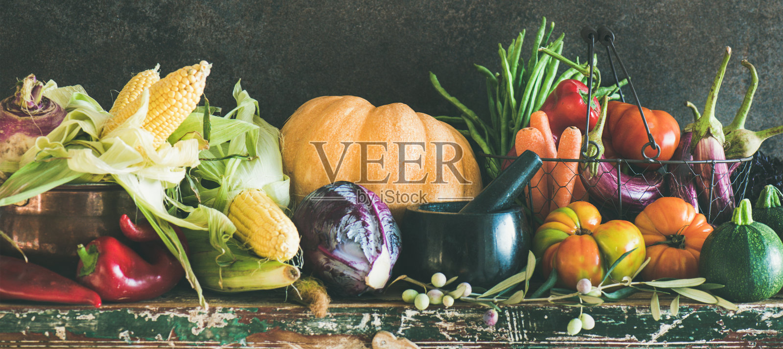 来自当地市场的各种秋季蔬菜品种照片摄影图片