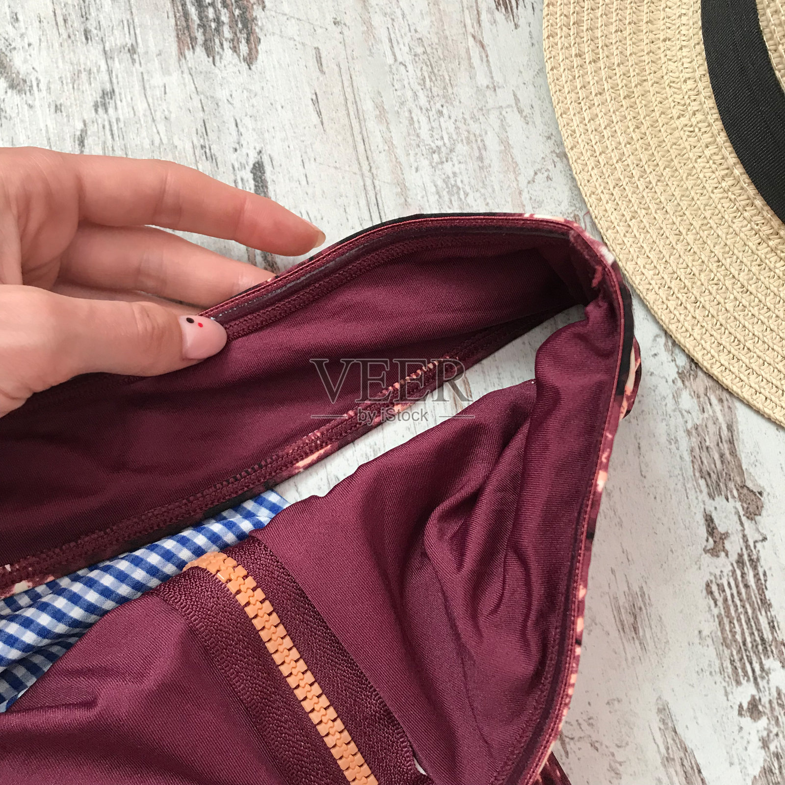 木制背景上的泳衣特写照片摄影图片