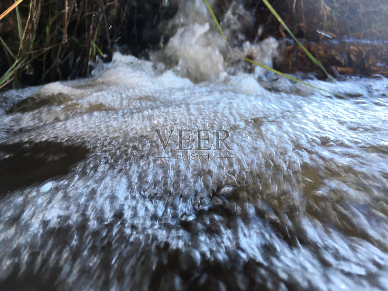 夏威夷考艾岛威美亚附近的威美亚峡谷-地平线上的尼豪岛。照片摄影图片