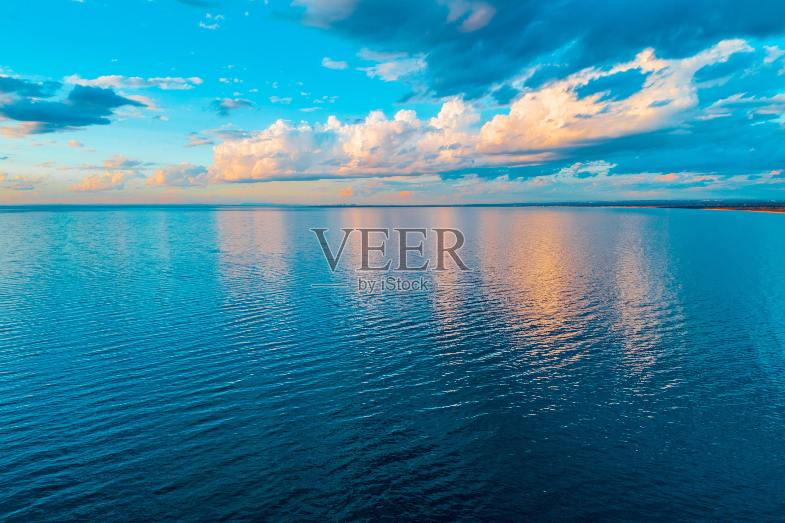 极简主义的空中景观-云反射在平静的水在日落照片摄影图片