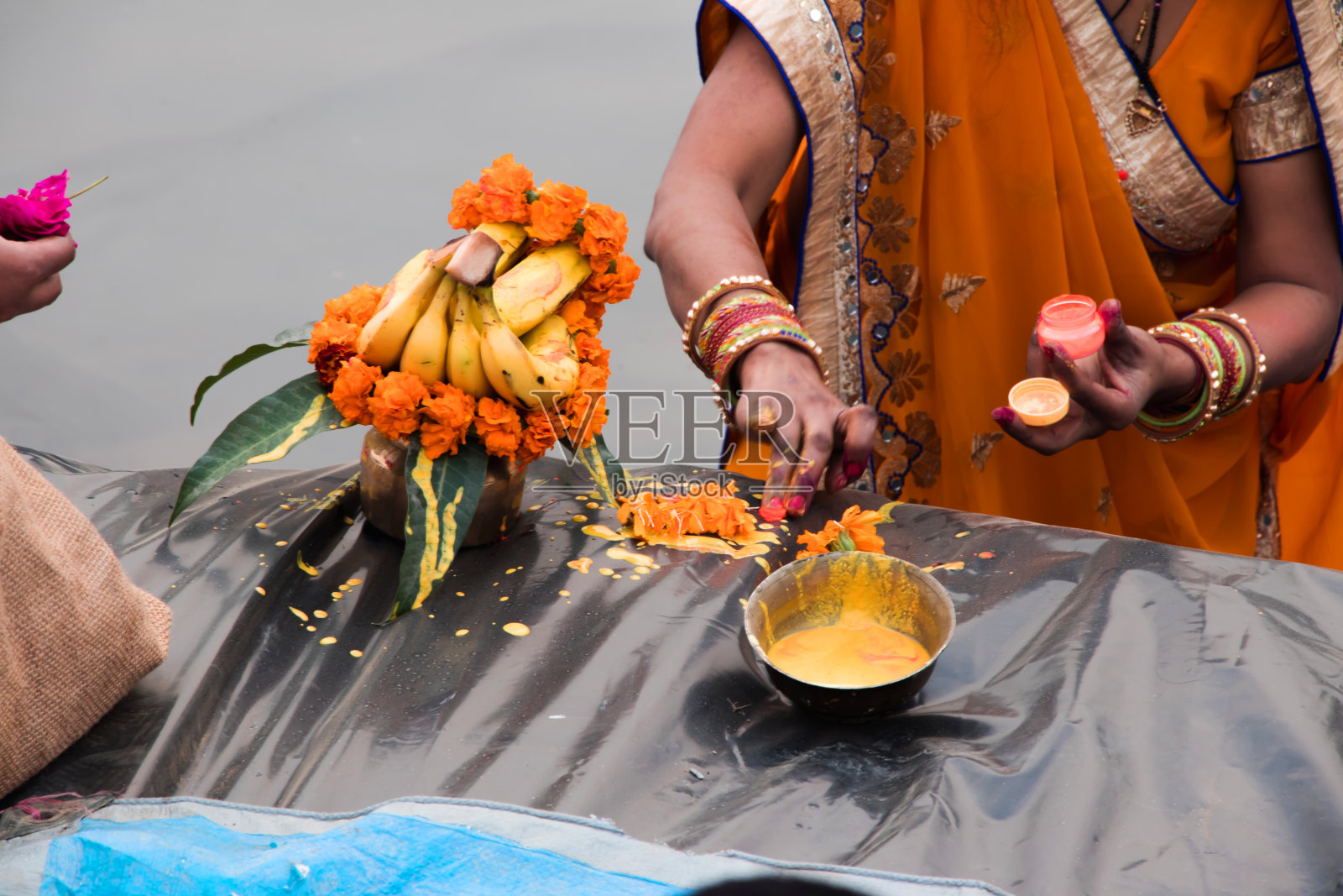 人们聚集在河床上,向太阳神供奉水果和蔬菜照片摄影图片