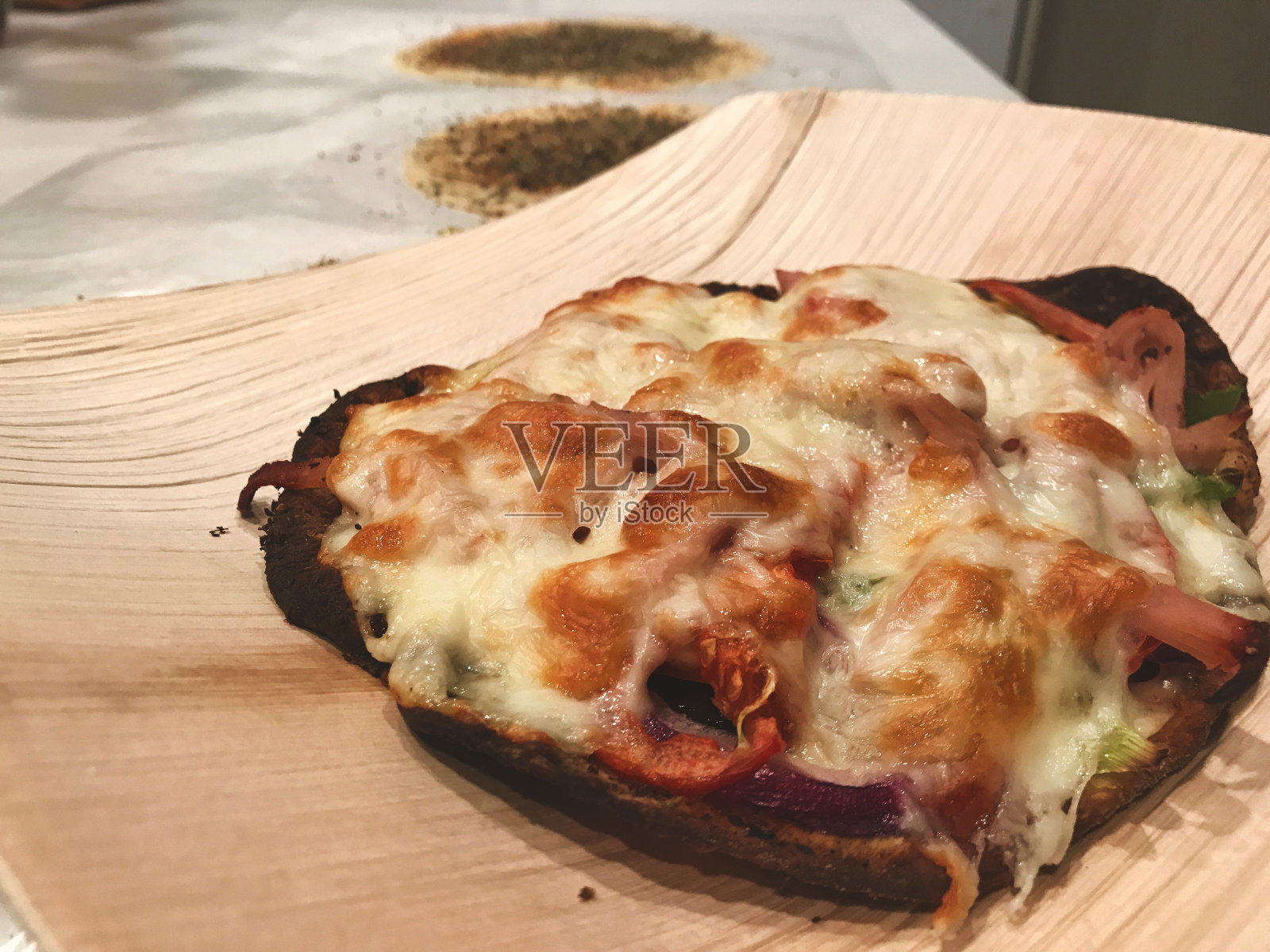 披萨时间-健康奶酪蔬菜热石烤箱披萨照片摄影图片