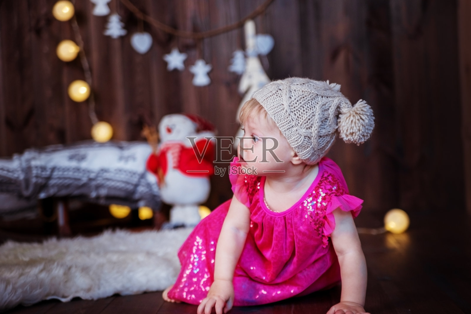 小女孩在房间里装饰圣诞节。照片摄影图片