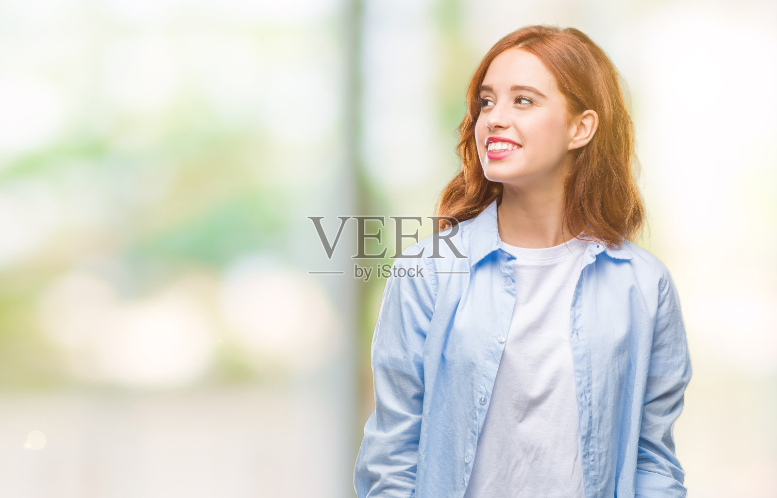 年轻美丽的女商人越过孤立的背景看向一边,脸上带着微笑,自然的表情。自信的笑。照片摄影图片