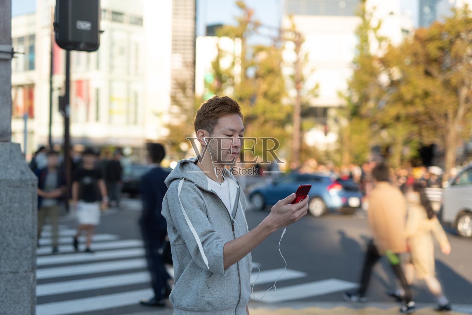 年轻人在街上用智能手机听音乐照片摄影图片