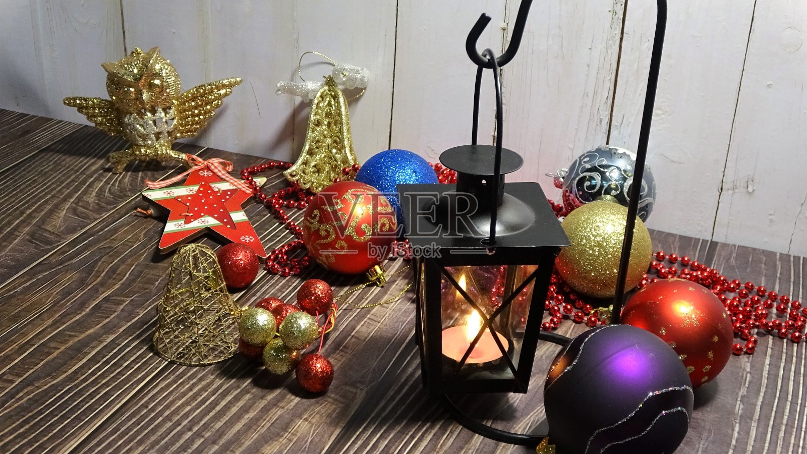 新年装饰。圣诞节的构图有圣诞树、蜡烛、玩具和彩带照片摄影图片