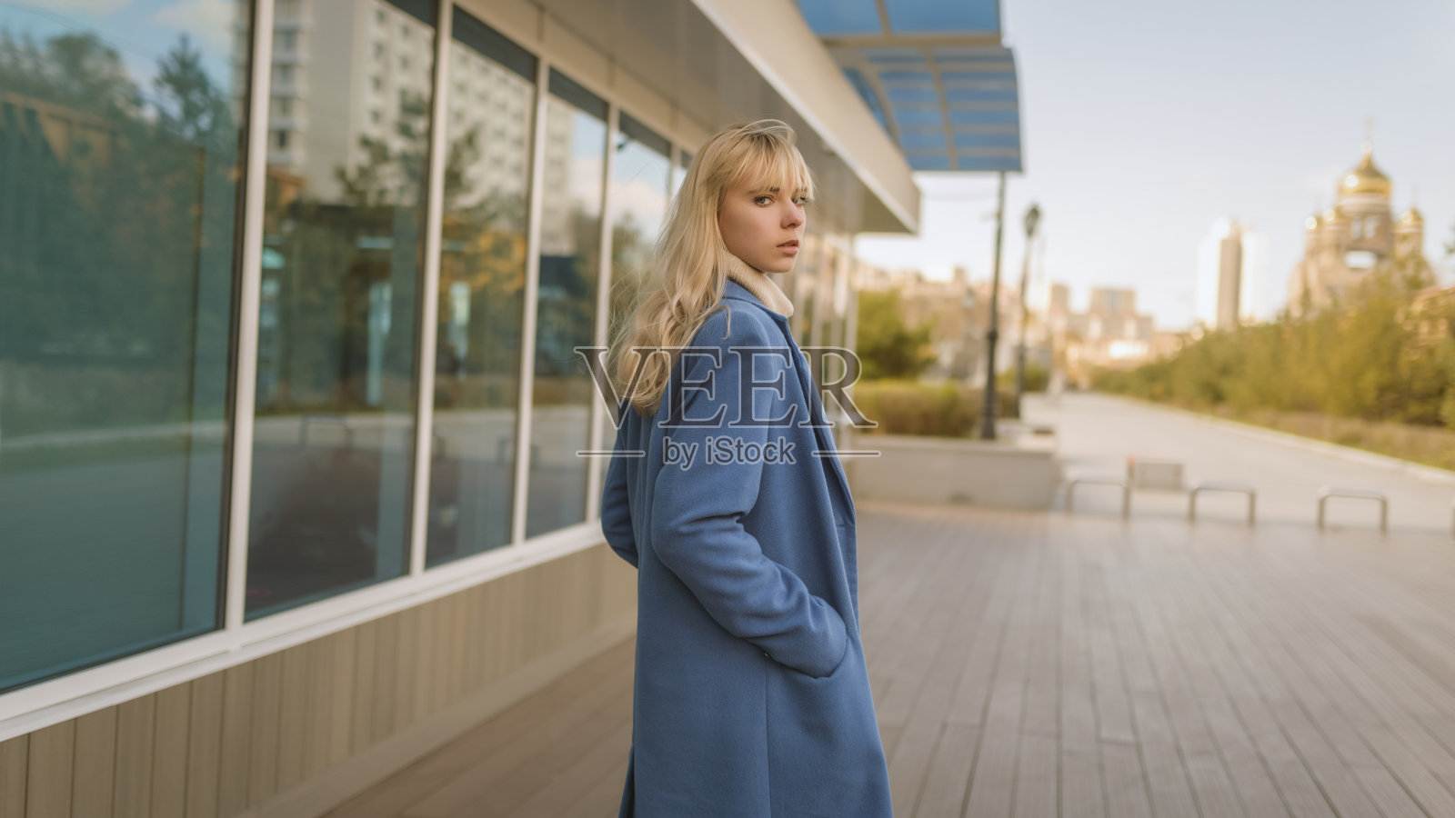 穿蓝色外套的女人。照片摄影图片