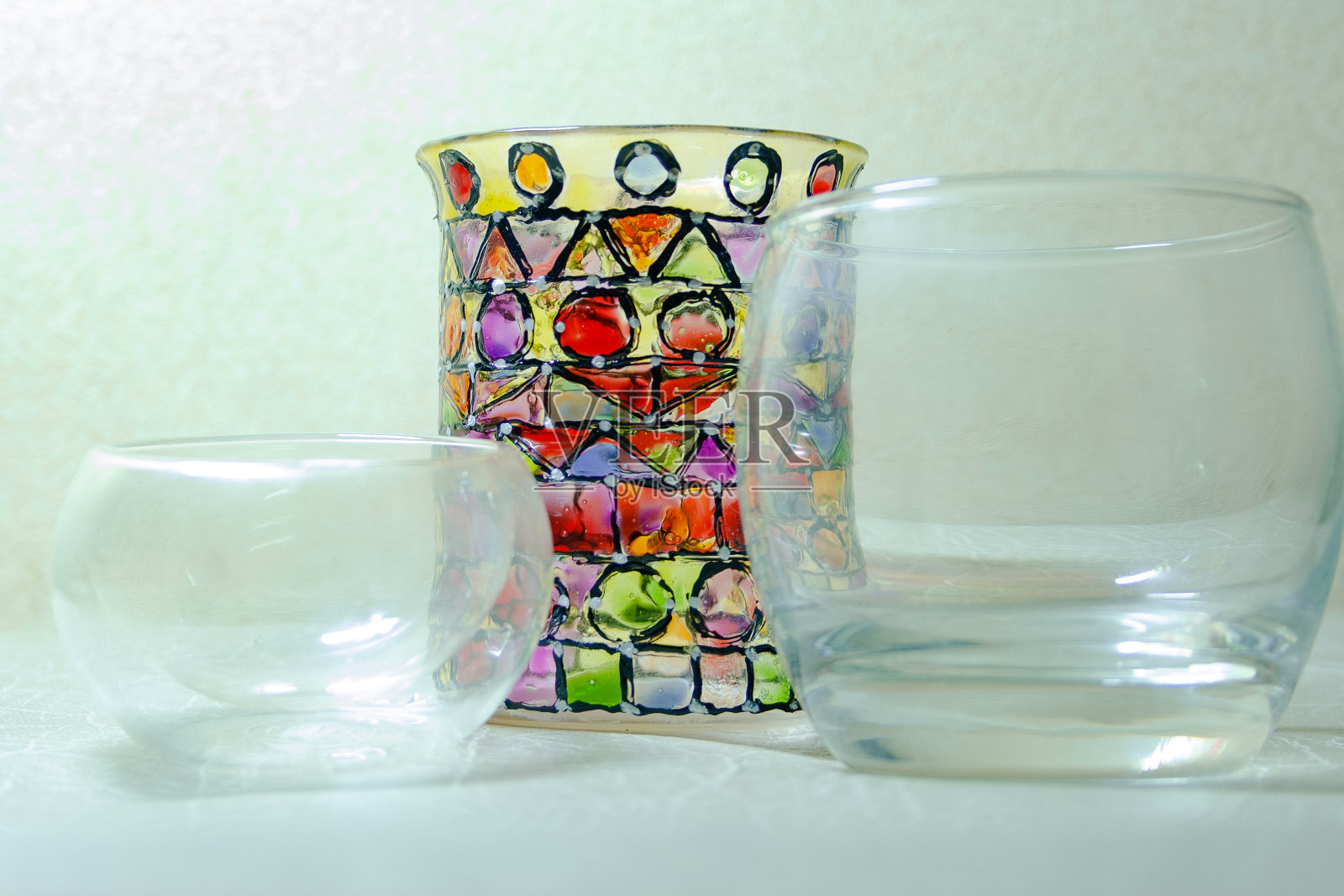 彩色玻璃花瓶和两个烛台照片摄影图片