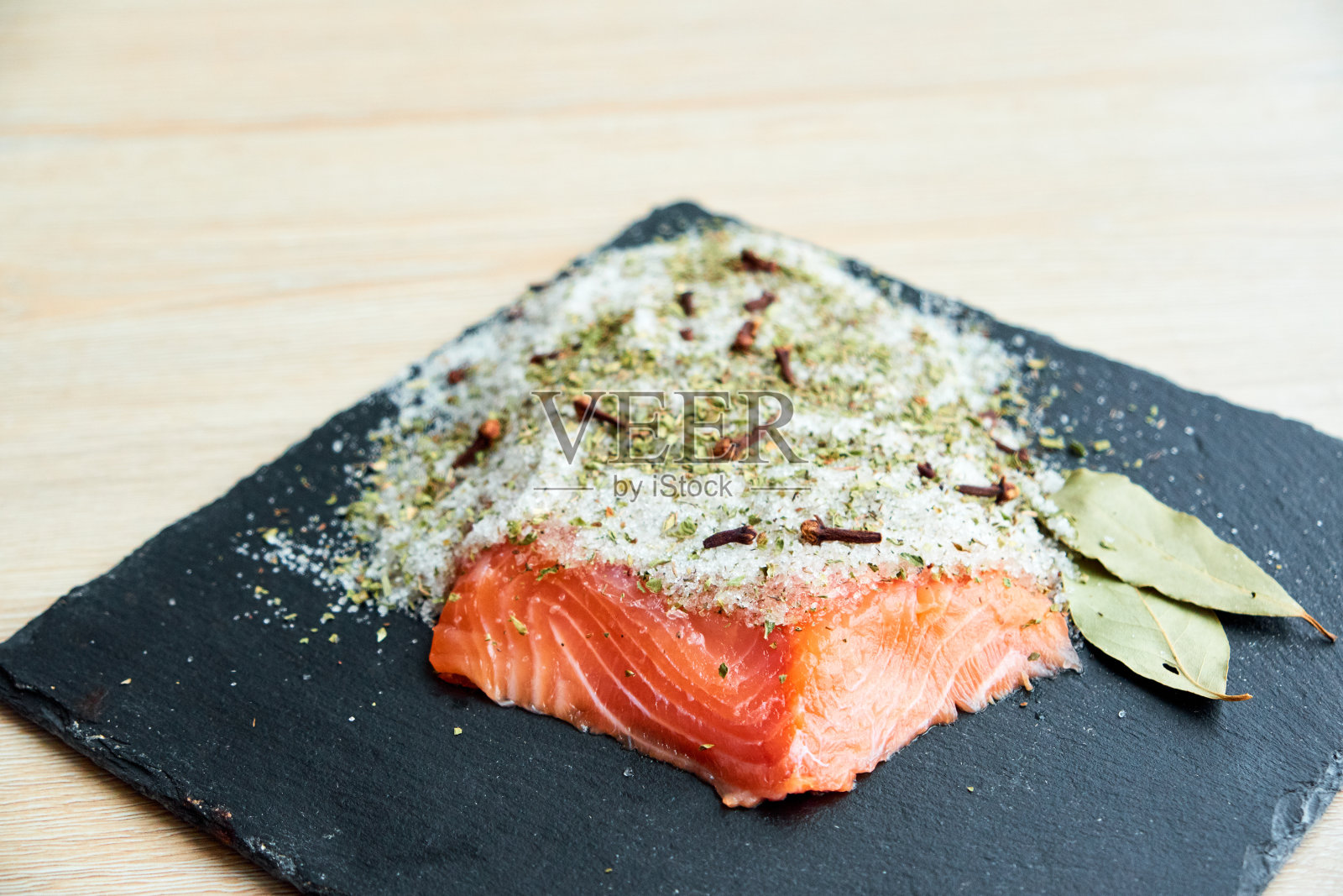 新鲜腌制三文鱼照片摄影图片