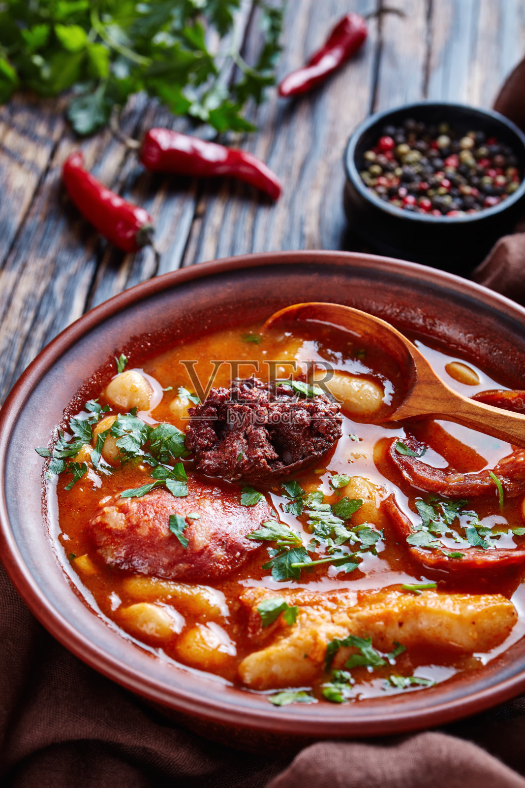 豆子和香肠炖菜照片摄影图片