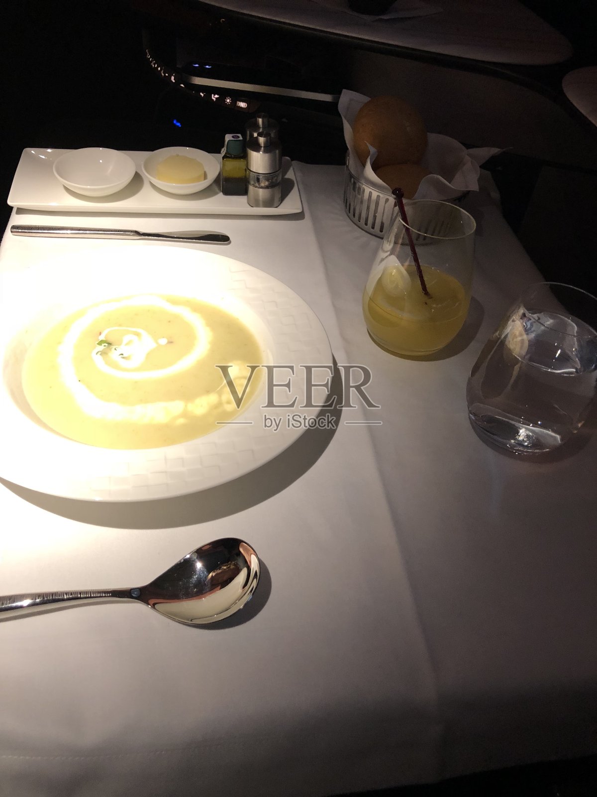 商务舱飞机机上午餐菜单-汤照片摄影图片