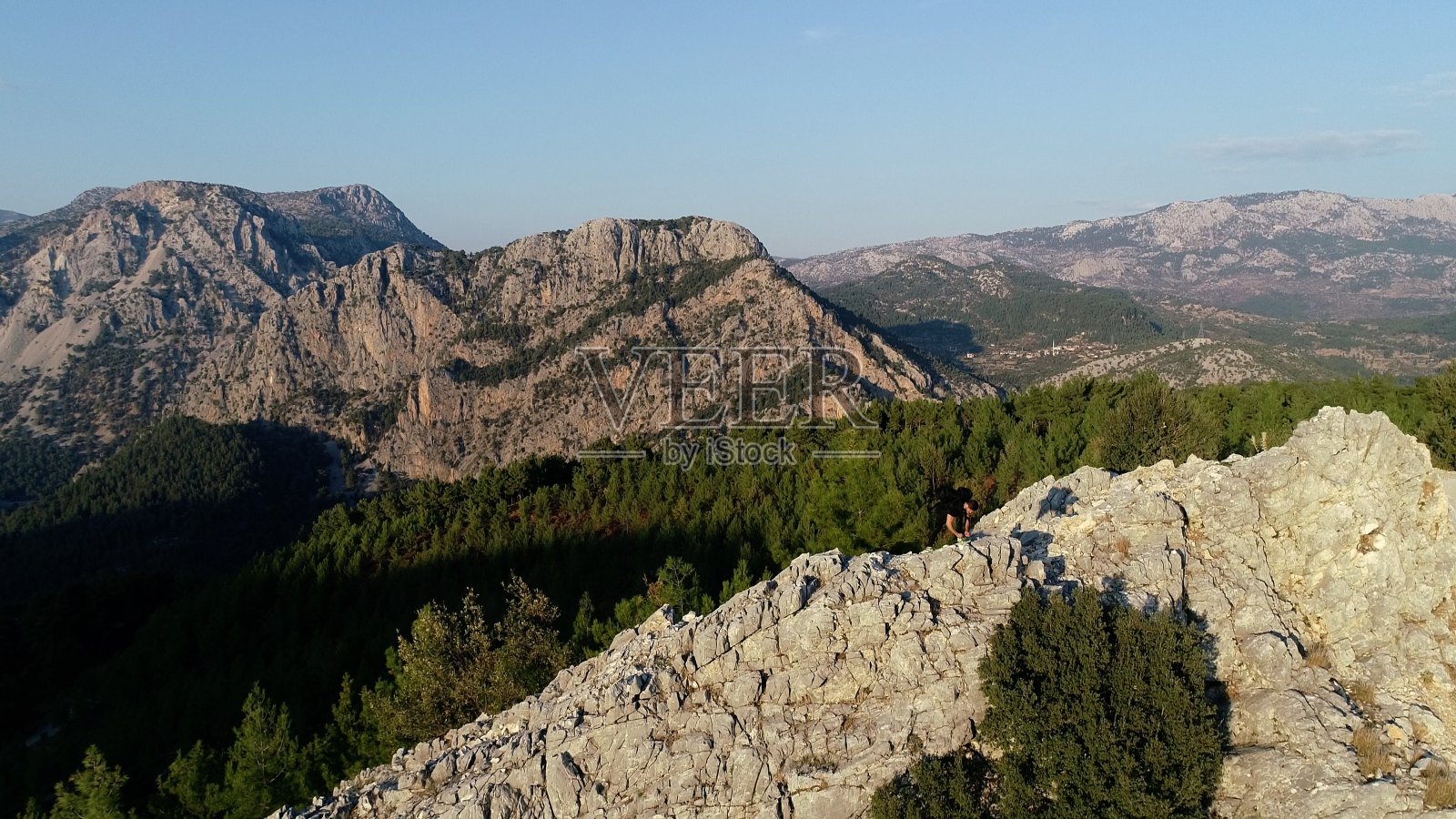 男人旅行者与大背包系运动鞋照片摄影图片