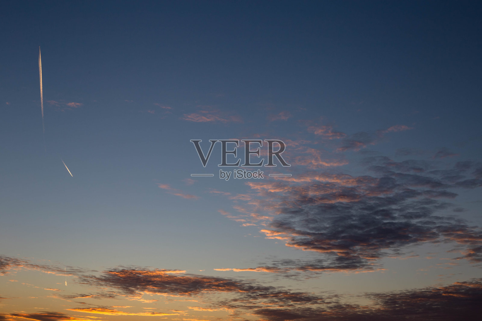 天空在阳光下,躲在地平线后面照片摄影图片