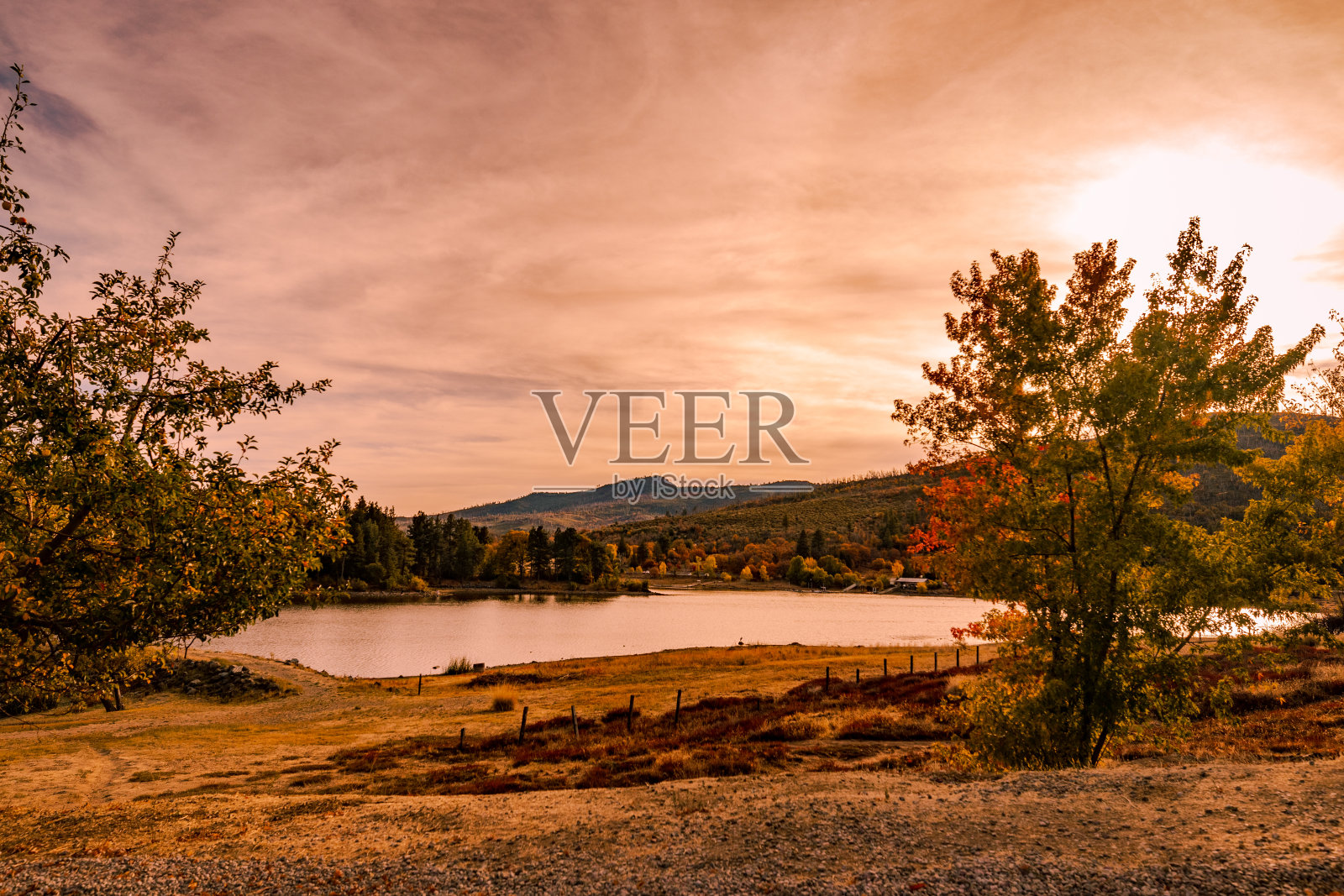 湖边多云日落照片摄影图片