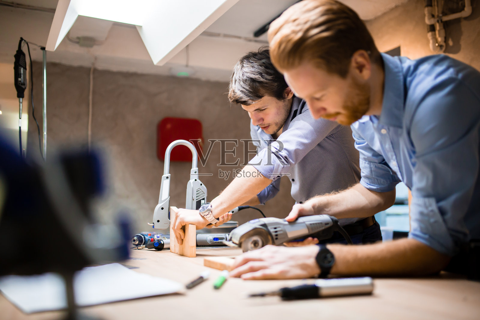 两位创意设计师在车间工作照片摄影图片
