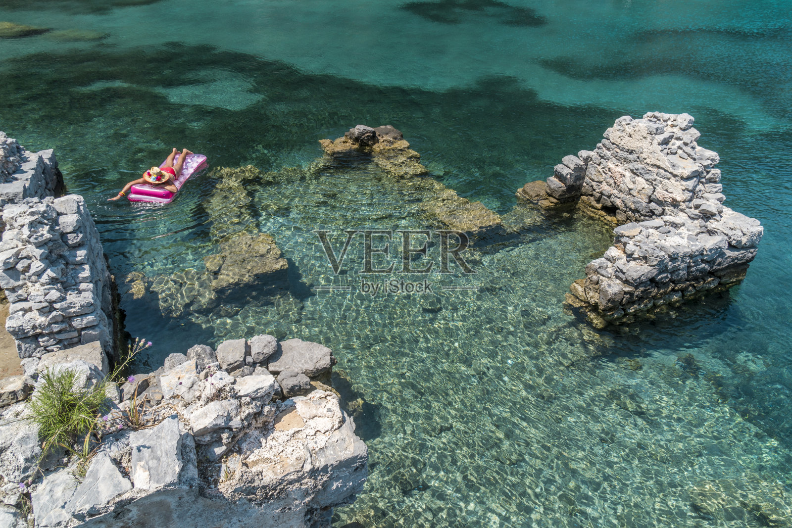 女人躺在海床上。照片摄影图片